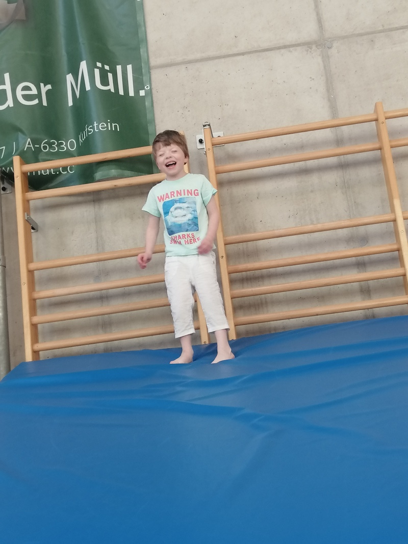 Therapie in der Turnhalle Simon Kopie