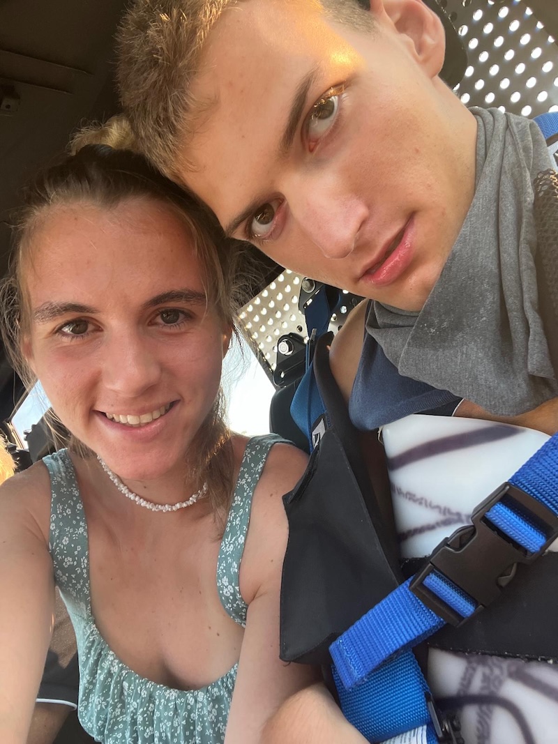 maxi grin2a mit schwester